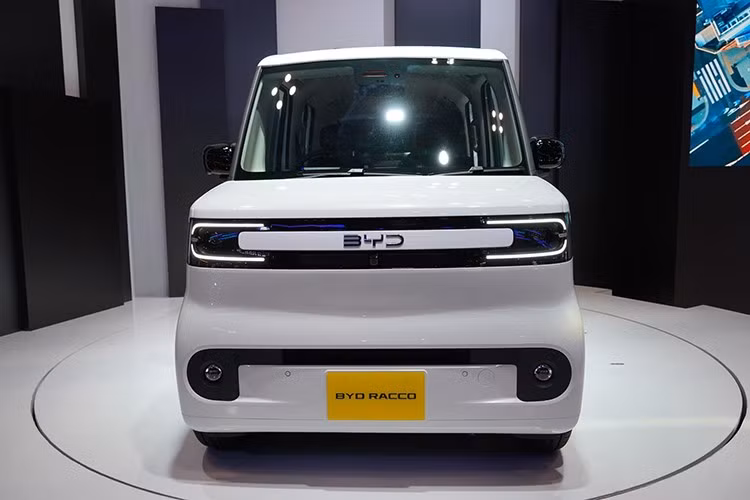 BYD Racco 2026 có chiều dài tối đa 3.400 mm, rộng 1.480 mm và cao 2.000 mm. Thiết kế thân xe nhỏ gọn, mũi xe ngắn, kính chắn gió dựng đứng, cửa trượt hai bên, phần đuôi gần như vuông góc và thiết kế tổng thể tối ưu hóa không gian.