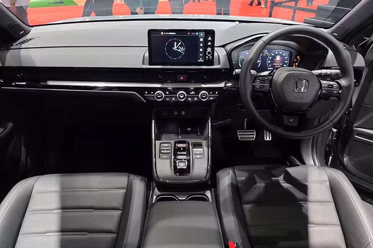 Khoang lái của CR-V e:HEV RS Black Edition tiếp tục theo đuổi phong cách "mượt mà nhưng tiện nghi", sử dụng tông màu tối chủ đạo, nhấn nhá bằng chi tiết kim loại và viền đen bóng. Điểm mới dễ nhận thấy nhất là cụm sang số truyền thống được thay bằng dạng phím bấm điện tử. Ghế trước được bổ sung tính năng làm mát.