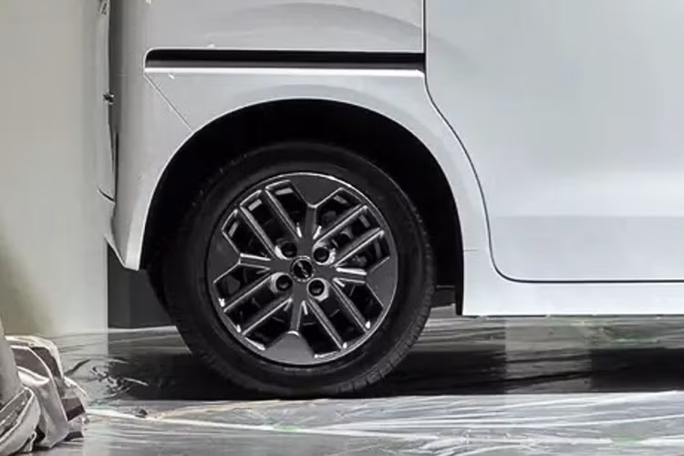 Racco là mẫu xe 4 cửa, trong đó hai cửa sau dạng trượt với thanh ray bố trí phía trên vòm bánh, chi tiết quen thuộc trên các mẫu xe đô thị Nhật. Phía sau, đèn hậu đặt dọc, cần gạt nước sau và biển số đặt giữa hoàn thiện phong cách tinh giản, tiện dụng của xe.