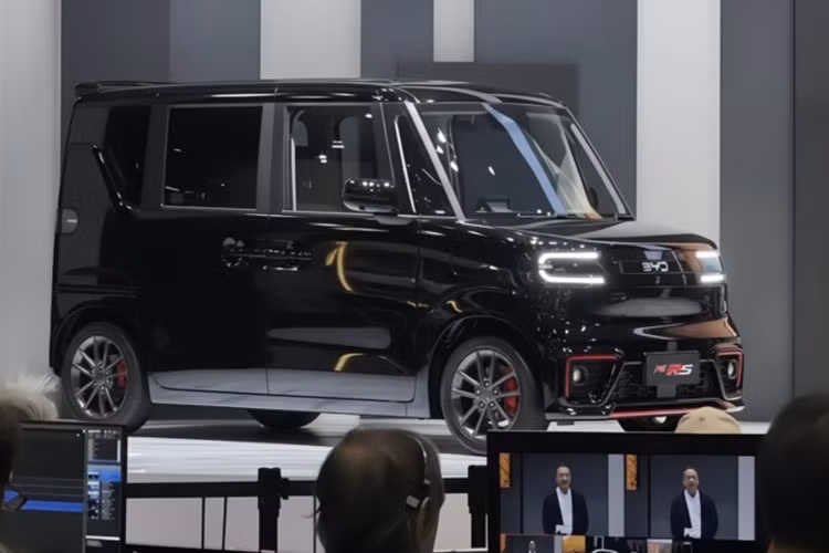 Sự xuất hiện của BYD Racco không chỉ đánh dấu mẫu xe Kei-Car đầu tiên của hãng tại Nhật, mà còn là bước tiến nội địa hóa sâu nhất trong chiến lược chinh phục thị trường khó tính này. Toàn bộ thông tin chi tiết về mẫu xe từ tên gọi chính thức, thông số kỹ thuật đến phiên bản thương mại, sẽ được BYD công bố tại Triển lãm Ô tô Tokyo 2025.