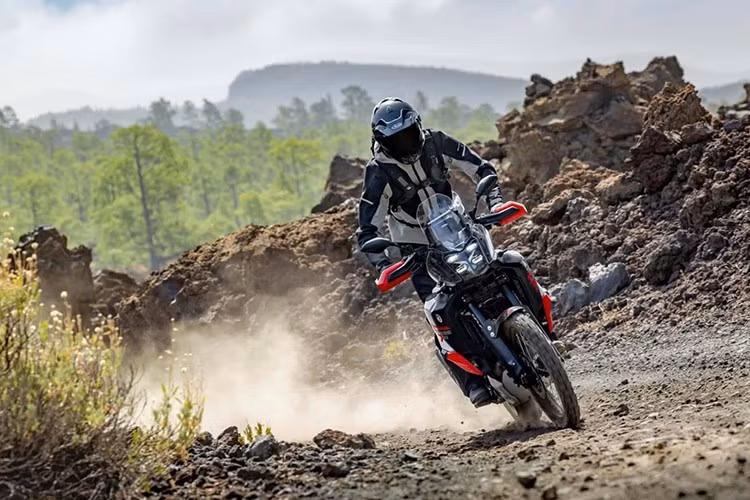 Tổng cộng, World Raid có hành trình 230mm ở phía trước, và 220mm ở phía sau – nhiều hơn 20mm so với phiên bản tiêu chuẩn. Khoảng sáng gầm xe vẫn ở mức 255mm, với vành nan hoa trước 21 inch và vành nan hoa sau 18 inch được lắp thêm để tăng thêm tính năng vận hành. Bộ trợ lực tay lái 16 cấp mới hoàn thiện gói nâng cấp.