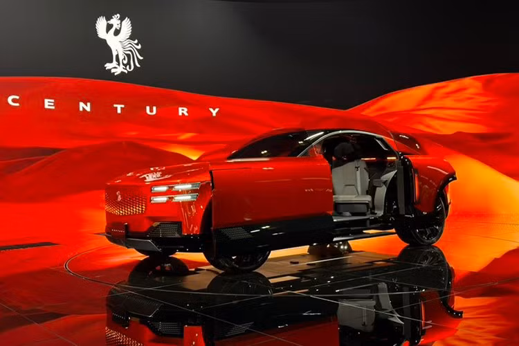 Bảng điều khiển của One of One cũng đi ngược xu hướng thiết kế hiện đại, tránh việc sử dụng màn hình cỡ lớn dạng máy tính bảng. Thay vào đó, xe được trang bị ba màn hình riêng biệt: một màn hình ngang chính đặt trước vô-lăng dạng yoke, kết hợp cùng hai màn hình dọc nhỏ hơn hai bên – mang lại cảm giác cao cấp nhưng không rối mắt.