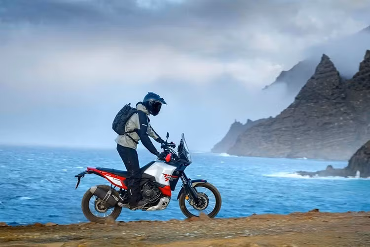 Thiết kế của xe cũng đã được tinh chỉnh để có tính công thái tốt hơn – kết hợp với yên đua liền khối mới giúp việc chuyển từ ngồi sang đứng dễ dàng hơn. Hệ thống treo KYB hoàn toàn có thể điều chỉnh mới – bao gồm phuộc ngược Kashima 46mm với lò xo và thiết lập giảm chấn được cải tiến, cùng với giảm xóc đơn có hành trình 106mm (tăng 5mm so với trước).