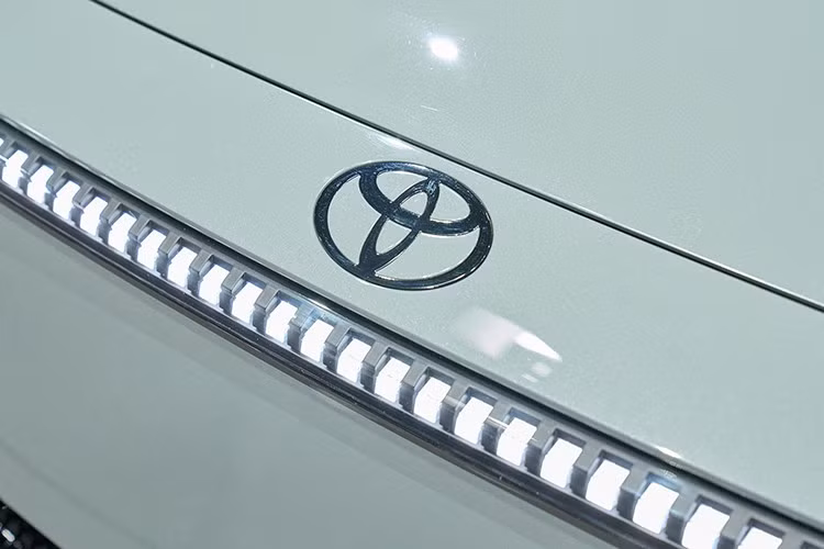Chỉ cần nhìn thoáng qua cũng có thể thấy mẫu xe sedan Toyota Corolla hoàn toàn mới này gần như khác biệt hoàn toàn so với Toyota Corolla thế hệ thứ 12 hiện đang bán trên thị trường.