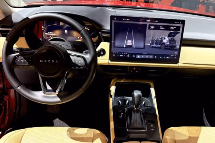 Bên trong, khoang cabin của Mazda CX-5 2026 thể hiện rõ sự chuyển hướng sang phong cách tối giản, hiện đại. Trung tâm bảng táp-lô là màn hình cảm ứng kích thước lớn 15,6 inch, tích hợp hệ thống giải trí mới nhất hỗ trợ kết nối không dây Apple CarPlay và Android Auto.