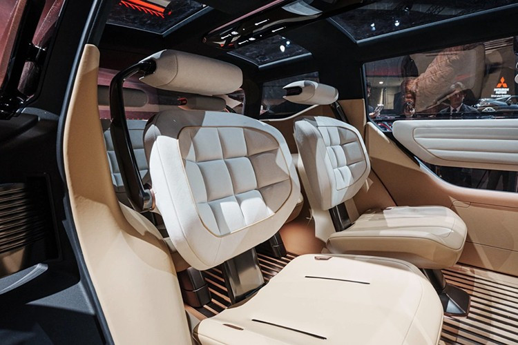 Hệ dẫn động 4 bánh toàn thời gian S-AWC sử dụng các môtơ trong bánh xe với hệ thống kiểm soát vào cua chủ động (Active Yaw Control) ở phía sau để mang lại lực kéo tối đa cho mỗi bánh.