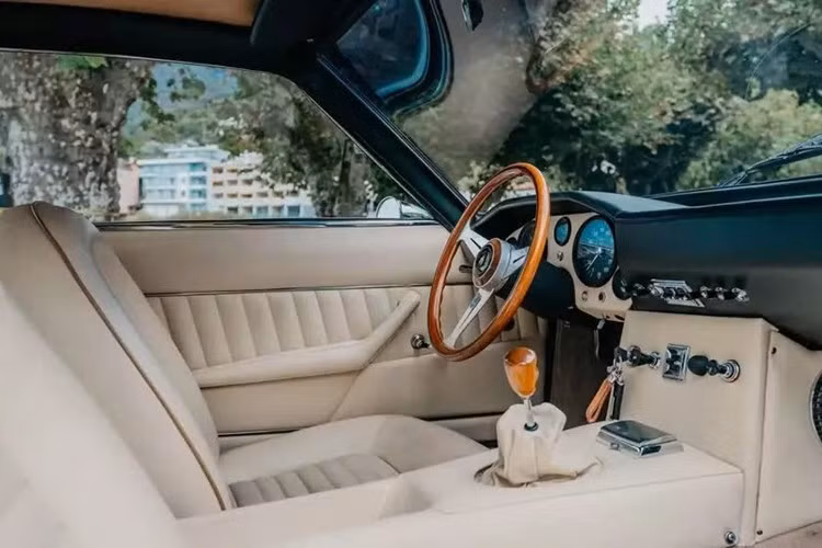 Và đó chính xác là lý do tại sao chiếc xe năm 1969 này trong bộ sưu tập Azzurro Cielo lại có một diện mạo đáng chú ý. Mới đây, một chiếc Islero xuất hiện trong các lô xe cho phiên đấu giá Zurich năm 2025 sắp tới của hãng Broad Arrow.