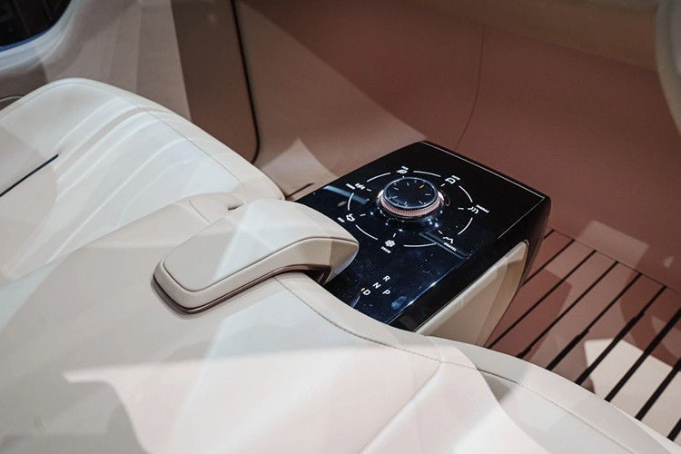 Thậm chí xe còn có tính năng hỗ trợ lái AI hiển thị trên hệ thống thông tin giải trí và trên vô-lăng, giúp phân tích điều kiện đường xá và xe cộ để đề xuất chế độ lái và tăng cường an toàn.