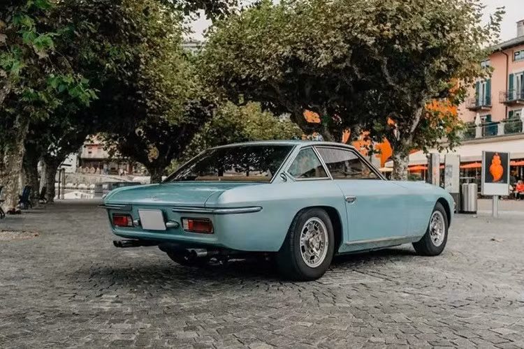 Giống như tất cả những chiếc Lambo được sản xuất vào thời điểm đó, Islero sử dụng động cơ V12. Chiếc grand tourer này chia sẻ động cơ 3,9 lít với Miura và Espada. Nhờ sáu bộ chế hòa khí Weber cung cấp không khí và nhiên liệu, động cơ V12 sản sinh công suất 325 mã lực ở phiên bản Islero thông thường và 350 mã lực ở phiên bản S.