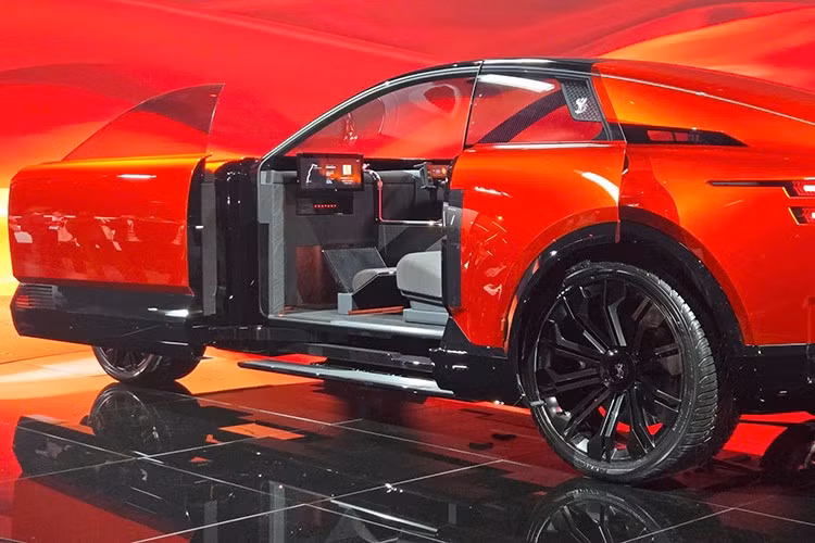 Ghế hành khách phía sau của Toyota Century One of One được bố trí lùi về sau ghế lái và có thể xoay, hỗ trợ ra vào dễ dàng, đồng thời được ngăn cách bằng rèm tạo không gian riêng tư. Thiết kế này vừa phục vụ trải nghiệm cao cấp, vừa tôn vinh tính cá nhân hóa – yếu tố quan trọng trong phân khúc siêu sang.