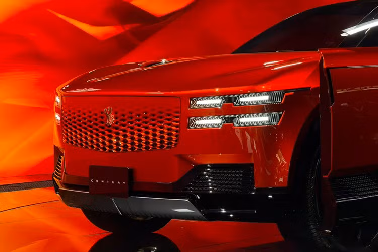 Ông Lance Scott, Giám đốc phát triển thiết kế khu vực châu Âu của Toyota, chia sẻ: “Century là thương hiệu mang giá trị biểu tượng tại Nhật. Khác với Rolls-Royce hay Bentley – nơi những người sáng lập đã không còn – Century vẫn giữ mối liên kết với gia đình Toyota. Việc tách Century ra giúp Lexus có thể tập trung vào phân khúc hạng sang phổ thông, trong khi Century vươn đến tầm siêu sang”.