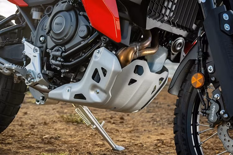 Đáng tiếc, cảm biến IMU không có trên Ténéré 700 tiêu chuẩn , nó đo góc của xe để kiểm soát lực kéo mà người lái có thể sử dụng. Cả hệ thống kiểm soát lực kéo (TCS) và hệ thống kiểm soát độ trượt (SCS) đều có thể được cài đặt ở chế độ "Đường phố", "Địa hình" hoặc tắt hoàn toàn để thay đổi độ trượt bánh có thể đạt được ở mỗi lần thốc ga.