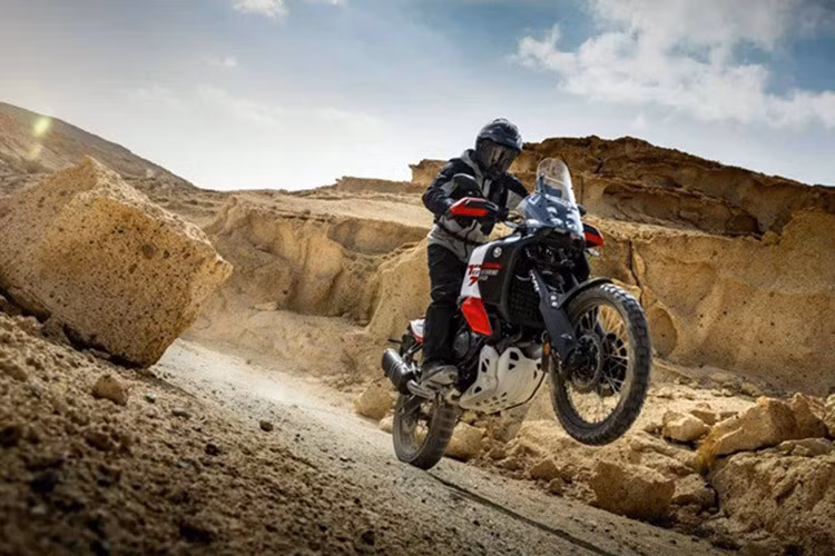 Ngồi vào ghế lái, người dùng cũng sẽ thấy màn hình màu TFT dọc 6,3 inch mới, có chủ đề 'Street', 'Explorer' và 'Raid' để hiển thị thông tin khác nhau, tùy thuộc vào tình huống lái. Nó có thể kết nối với điện thoại di động của bạn thông qua cổng USB-C và bộ cùm tay lái được thiết kế lại.