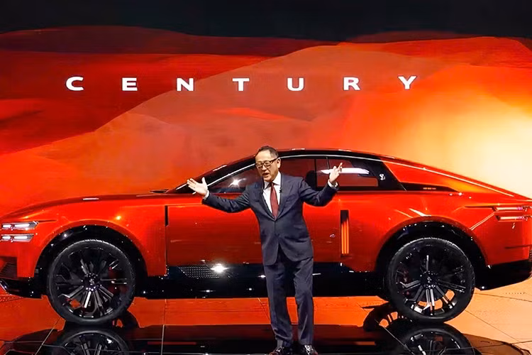 Sự kiện ra mắt Toyota Century One of One không chỉ đánh dấu sự xuất hiện của một concept mới mà còn là bước đi chiến lược trong việc tách Century trở thành thương hiệu siêu sang riêng biệt, định vị cao hơn Lexus và đặt mục tiêu cạnh tranh trực tiếp với Rolls-Royce hay Bentley trên thị trường toàn cầu.