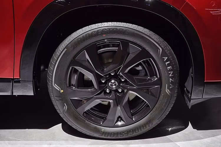 Sự thay đổi về kích thước không chỉ giúp tổng thể xe trở nên bề thế hơn mà còn cải thiện đáng kể không gian nội thất, đặc biệt là khu vực hàng ghế sau. Hành khách được hưởng không gian để chân rộng rãi và cảm giác thoải mái hơn khi di chuyển đường dài.