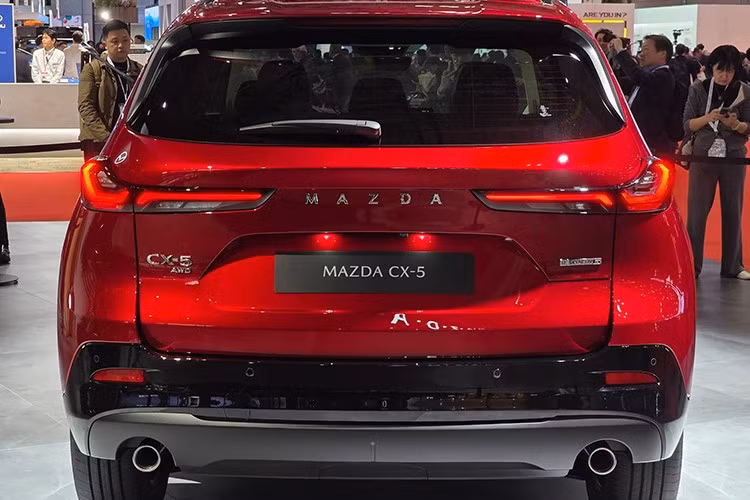 Hệ thống treo MacPherson phía trước và đa liên kết phía sau mang lại trải nghiệm lái cân bằng giữa sự êm ái và tính thể thao. Các công nghệ an toàn chủ động và hỗ trợ người lái cũng là điểm mạnh, với gói i-ACTIVSENSE và hệ thống hỗ trợ lái tiên tiến ADAS được trang bị tiêu chuẩn.