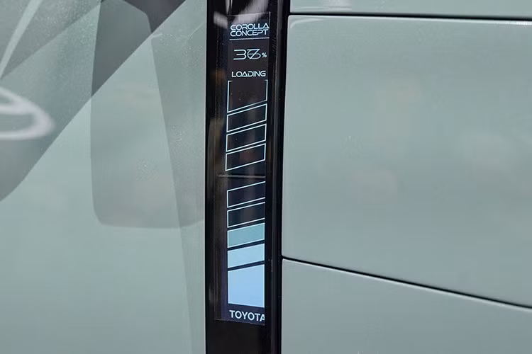 Phần đuôi xe được thiết kế liền mạch với cánh gió dạng “đuôi vịt” kéo dài từ nóc và dốc xuống dưới. Cụm đèn hậu LED vắt ngang với hiệu ứng ánh sáng điểm ảnh nối liền với các đường gân sắc nét bên sườn. Chữ “Corolla” nằm ở giữa nắp cốp phẳng trong khi cản sau được tạo hình góc cạnh.