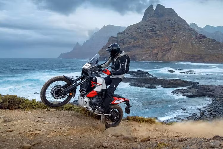 Dự kiến ​​sẽ có mặt tại các đại lý từ tháng 3/2026 với hai lựa chọn màu tùy chọn là Redline White nổi bật và Midnight Black mạnh mẽ, phong trần, giá của Yamaha Ténéré 700 World Raid dự kiến ​​sẽ cao hơn một chút so với bản hiện tại.