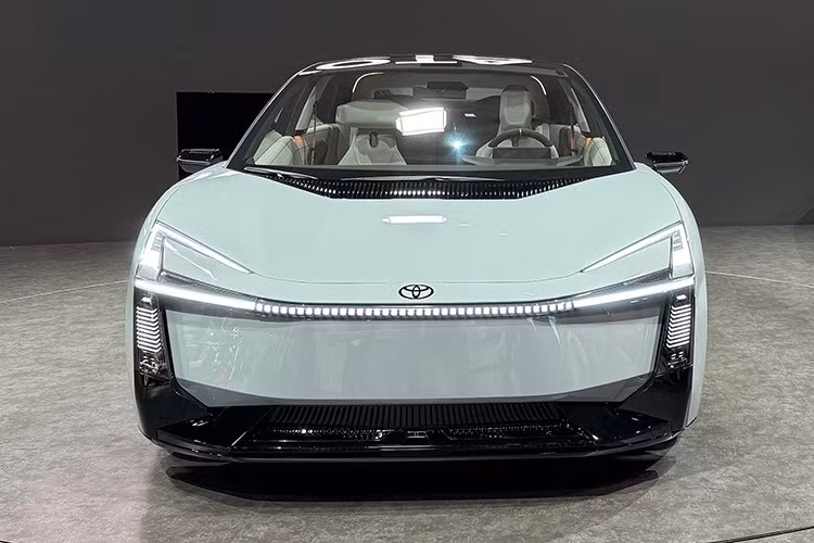 Phần đầu xe của Corolla Concept được áp dụng phong cách thiết kế "cá mập đầu búa" quen thuộc của Toyota nhưng được tinh chỉnh lại với cụm đèn LED kéo dài toàn chiều rộng kết hợp giữa các đường chiếu sáng ngang và dọc. Lưới tản nhiệt truyền thống đã biến mất, thay bằng khe hút gió hẹp ở cản trước và khe gió nhỏ dưới kính chắn gió.