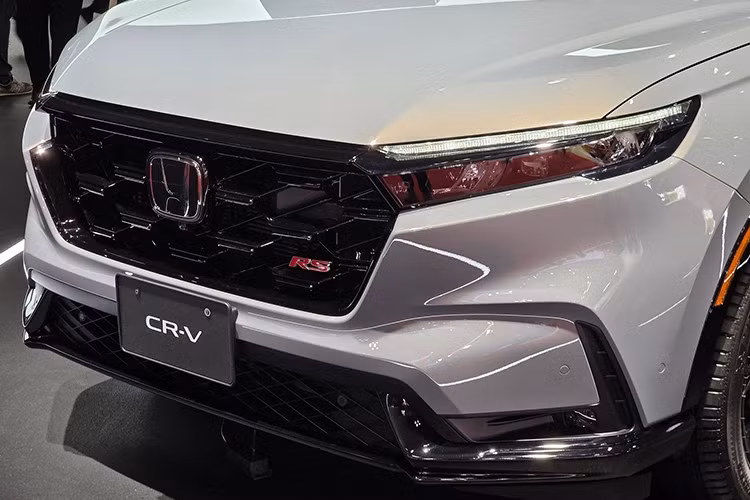 Phía sau xe được tinh chỉnh nhẹ với cụm đèn hậu LED hình chữ "L" nằm ngang và ống xả đôi đặt đối xứng. Thiết kế này giúp CR-V e:HEV RS Black Edition vừa giữ được dáng vẻ cơ bắp đặc trưng, vừa toát lên nét hiện đại và cao cấp hơn.