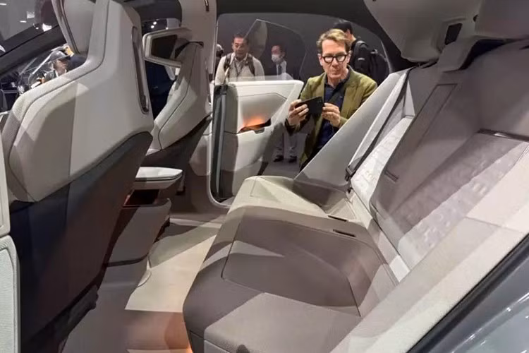 Thêm vào đó là ghế ngồi với thiết kế đậm chất tương lai và hệ thống đèn chiếu sáng nội thất. Các nút điều khiển cơ bản cho hệ thống giải trí và điều hòa được bố trí trên vô lăng cũng như hai bên cụm đồng hồ.