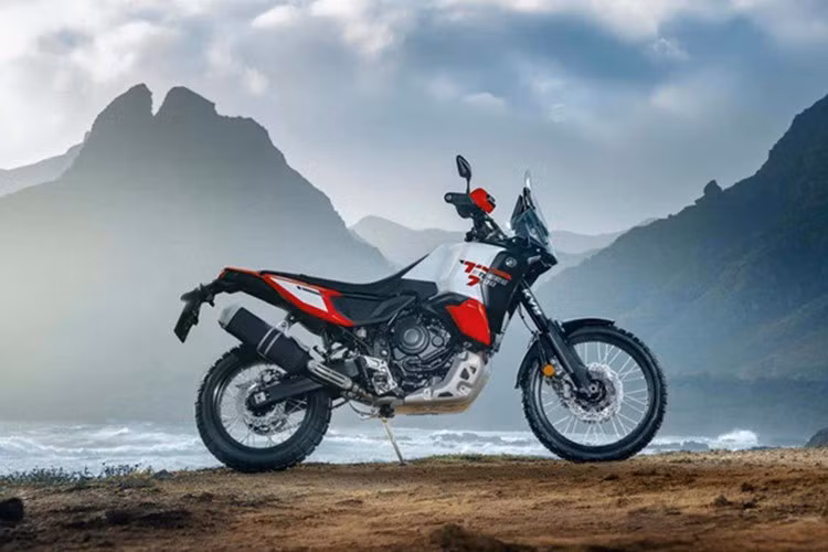 Tuy nhiên Yamaha đã cải tiến đáng kể mẫu xe địa hình Ténéré 700 World Raid của mình vào năm 2026, lắp đặt cảm biến chuyển động IMU 6 trục, thay đổi yên xe và treo toàn bộ bằng lò xo KYB hoàn toàn mới có thể điều chỉnh hoàn toàn.