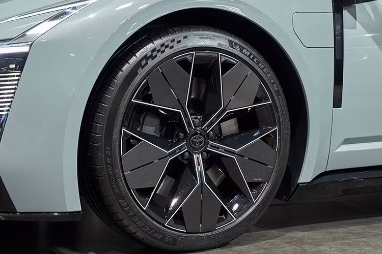 Nhìn bên hông, xe mang dáng vẻ thanh thoát của một mẫu sedan bốn cửa nhằm tiếp nối tên gọi Corolla. Chắn bùn trước dường như được tích hợp cổng sạc và chi tiết dọc mới bên dưới gương chiếu hậu. Xe có đường chân kính hạ thấp dần, những đường gân dập nổi và tay nắm cửa truyền thống.