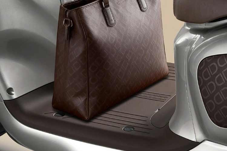 Điểm đáng chú ý nằm ở việc, dù sở hữu ngoại hình đậm chất hoài cổ phong cách retro, Honda NWF150 2026 vẫn được trang bị nền tảng công nghệ hiện đại với nhiều chi tiết được chăm chút khá tinh tế.