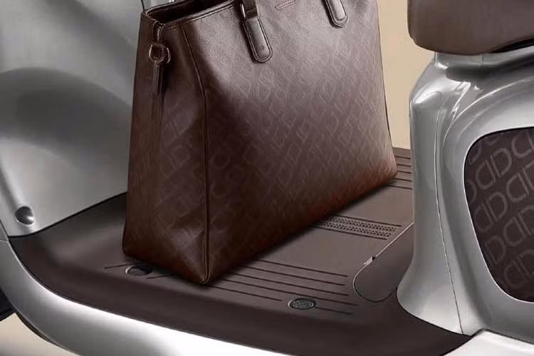 Điểm đáng chú ý nằm ở việc, dù sở hữu ngoại hình đậm chất hoài cổ phong cách retro, Honda NWF150 2026 vẫn được trang bị nền tảng công nghệ hiện đại với nhiều chi tiết được chăm chút khá tinh tế.