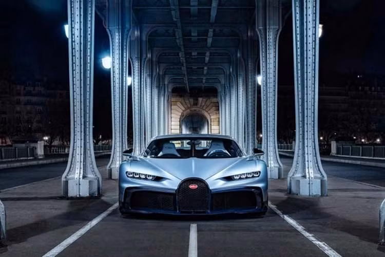 Bugatti Chiron Profilée – 10,7 triệu USD ﻿Chiron Profilée là chiếc xe độc bản được bán đấu giá, sở hữu khả năng vận hành của Pur Sport kết hợp với thiết kế thanh lịch cổ điển. Xe sử dụng động cơ 8.0L W16, 4 bộ tăng áp, công suất 1.479 mã lực. Chiron Profilée có khả năng tăng tốc 0-100 km/h trong 2,3 giây và 0-200 km/h trong 5,5 giây, trước khi đạt tốc độ tối đa 380 km/h.