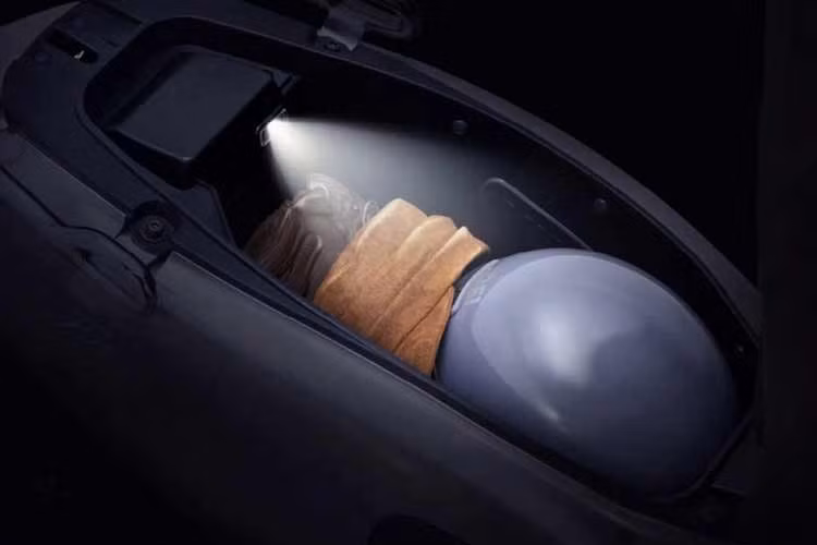 Đáng chú ý, chất lượng hoàn thiện tổng thể của xe thể hiện mức độ chăm chút cao, vượt trên tiêu chuẩn thường thấy ở các mẫu scooter phổ thông thiên về công năng.