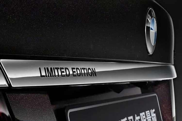 Không có phiên bản đặc biệt nào hoàn chỉnh chỉ với ngoại thất, vì vậy nội thất của X5 cũng sẽ có một số điểm nhấn lấy cảm hứng từ ngựa. Văn hóa Trung Quốc ưa chuộng các sắc thái đỏ và vàng, điều mà phiên bản đặc biệt này thể hiện qua bậc cửa màu vàng và ghế da tổng hợp màu đỏ sẫm.