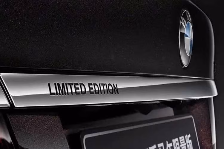 Không có phiên bản đặc biệt nào hoàn chỉnh chỉ với ngoại thất, vì vậy nội thất của X5 cũng sẽ có một số điểm nhấn lấy cảm hứng từ ngựa. Văn hóa Trung Quốc ưa chuộng các sắc thái đỏ và vàng, điều mà phiên bản đặc biệt này thể hiện qua bậc cửa màu vàng và ghế da tổng hợp màu đỏ sẫm.