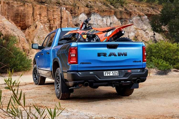 Ram Rebel X 2026 được nâng hệ thống treo thêm 2,54cm và trang bị giảm xóc Bilstein monotube ở cả hai trục. Xe sử dụng mâm 18 inch bọc lốp địa hình 33 inch và được trang bị bộ vi sai khóa điện tử cùng tấm chắn gầm xe.