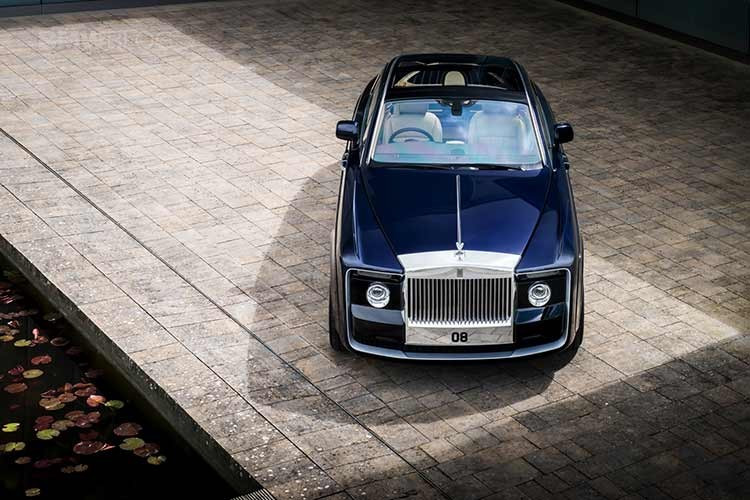 Rolls-Royce Sweptail – 12,7 triệu USD ﻿Sweptail là sản phẩm đặt hàng cá nhân dựa trên Phantom Coupe, chỉ có duy nhất 1 chiếc được sản xuất. Xe lấy cảm hứng từ du thuyền hạng sang và các mẫu Rolls-Royce cổ điển. Nội thất của xe được làm từ những vật liệu tinh xảo, với da Moccasin và Dark Spice.