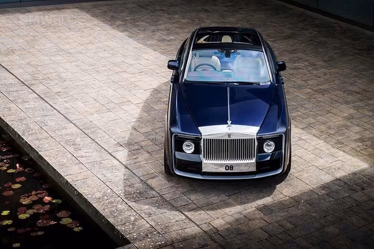 Rolls-Royce Sweptail – 12,7 triệu USD ﻿Sweptail là sản phẩm đặt hàng cá nhân dựa trên Phantom Coupe, chỉ có duy nhất 1 chiếc được sản xuất. Xe lấy cảm hứng từ du thuyền hạng sang và các mẫu Rolls-Royce cổ điển. Nội thất của xe được làm từ những vật liệu tinh xảo, với da Moccasin và Dark Spice.