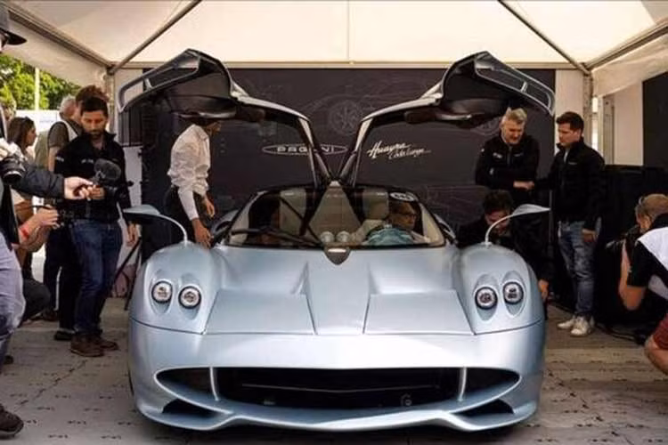 Pagani Huayra Codalunga – 7,5 triệu USD ﻿Chỉ 5 chiếc Huayra Codalunga được chế tạo theo yêu cầu đặc biệt của hai nhà sưu tập, lấy cảm hứng từ các mẫu xe đua Le Mans thập niên 1960. Siêu xe này nổi bật với phần đuôi kéo dài thêm 36 cm giúp cải thiện khí động học, đi kèm động cơ V12 tăng áp kép công suất 830 mã lực.