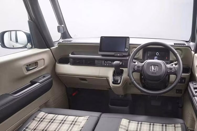 Trước đó, từng có tin đồn về việc hãng Honda trang bị phanh đỗ xe điện tử và tự động giữ phanh tạm thời Auto Hold cho mẫu xe kei car này. Đáng tiếc là tin đồn đã không trở thành sự thật. Các bản số sàn của xe vẫn dùng phanh tay chỉnh cơ. Trong khi đó, các bản số tự động dùng phanh đỗ xe nằm bên dưới chân người lái như cũ.