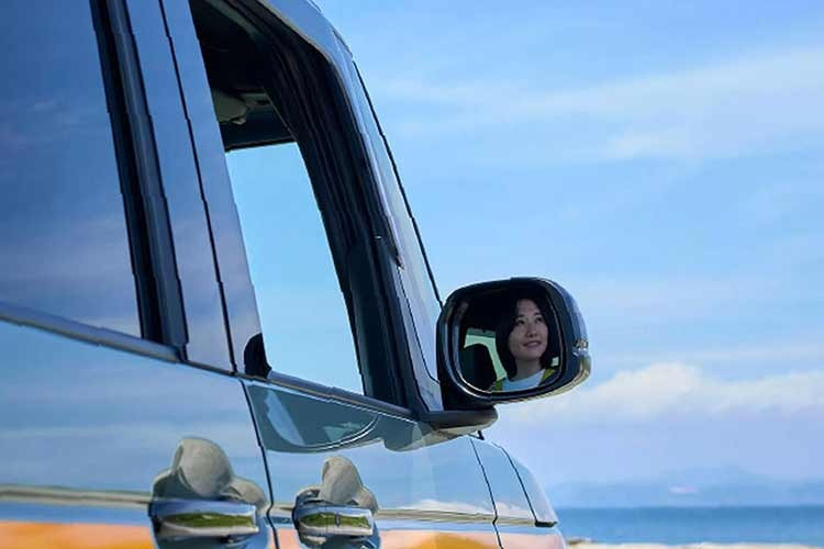 Tiếp đến là tính năng mở cửa không cần chìa khóa, khởi động nút bấm, ngăn tăng tốc đột ngột, cảm biến hỗ trợ đỗ xe phía trước và hệ thống phanh sau va chạm. Ở các bản cao cấp, xe có thêm cổng USB Type C.