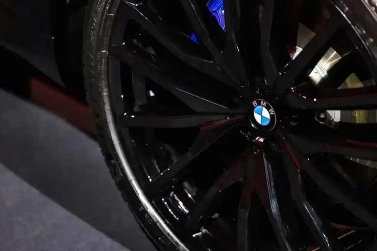 Tất nhiên, biểu tượng con ngựa cũng được tạo ra và thêu trên ghế; nó lấy cảm hứng từ hình ảnh “ngựa thần” trong tranh tường Đôn Hoàng, thể hiện tinh thần “sức mạnh, tốc độ và tiên phong”. Ngoài các điểm nhấn nêu trên, BMW X5 Year of the Horse Edition tại Trung Quốc không có sự khác biệt về hệ động lực hay cơ khí so với bản thường.