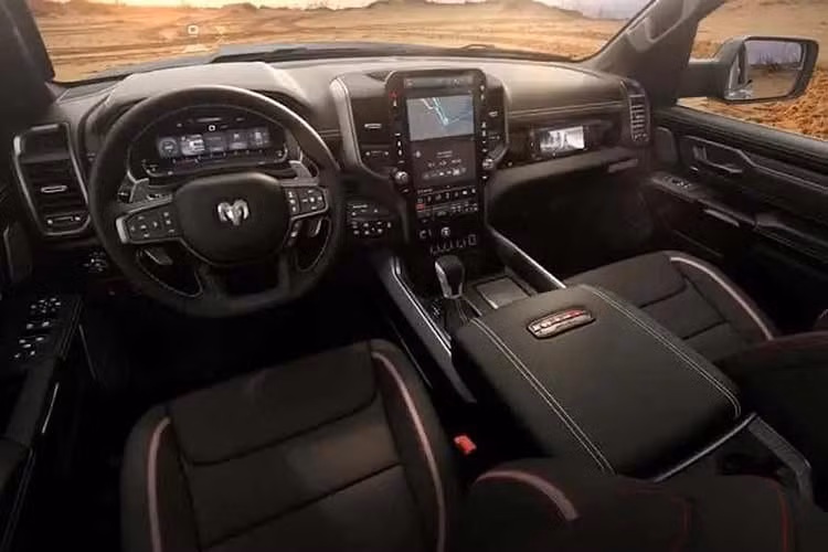 Rebel X được trang bị gói trang bị Rebel Level 2 tiêu chuẩn. Đây là tùy chọn trị giá 2.795 đô la trên phiên bản Rebel thông thường và bao gồm ghế trước và sau có sưởi, cùng với chức năng thông gió cho ghế trước.