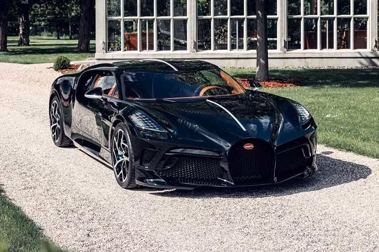 Bugatti La Voiture Noire – 13,2 triệu USD ﻿La Voiture Noire là mẫu Bugatti đắt nhất từng được sản xuất, lấy cảm hứng từ chiếc Type 57 Atlantic huyền thoại bị thất lạc trong Thế chiến II. Xe sở hữu thiết kế độc bản, trục cơ sở kéo dài và động cơ W16 kết hợp với 4 bộ tăng áp. Với hệ truyền động mạnh mẽ kết hợp thân xe được chế tác bằng sợi carbon nguyên khối, Bugatti La Voiture Noire được coi là biểu tượng của tốc độ, sự sang trọng và đẳng cấp.