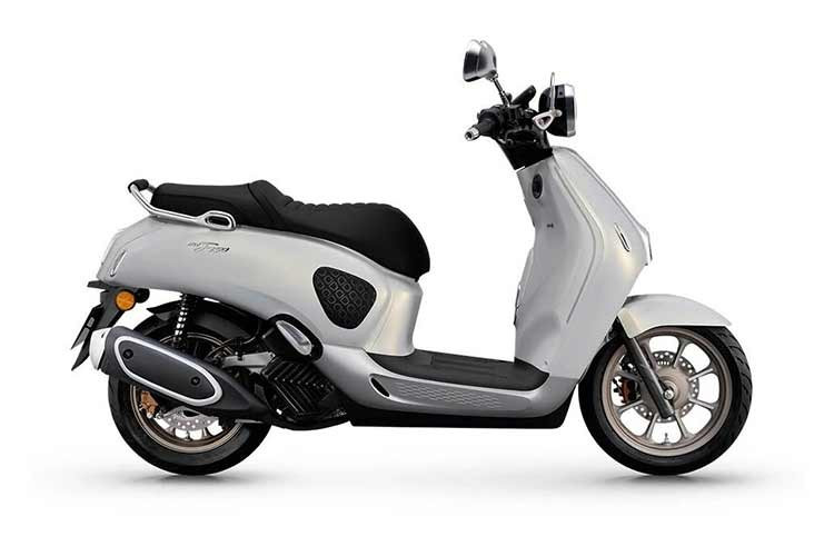 Xe sở hữu phong cách retro cao cấp làm nền tảng định vị sản phẩm. Tổng thể được xây dựng từ những đường nét bo tròn mềm mại, nhấn mạnh sự thanh lịch và chiều sâu thẩm mỹ thay vì yếu tố hầm hố hay khí động học.