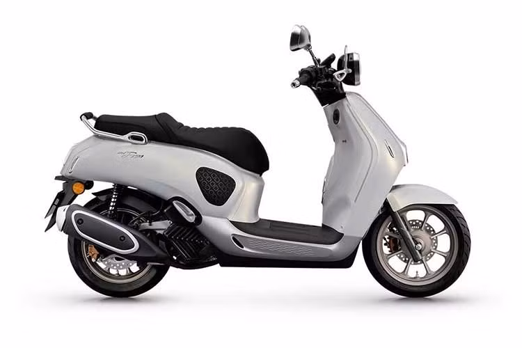 Xe sở hữu phong cách retro cao cấp làm nền tảng định vị sản phẩm. Tổng thể được xây dựng từ những đường nét bo tròn mềm mại, nhấn mạnh sự thanh lịch và chiều sâu thẩm mỹ thay vì yếu tố hầm hố hay khí động học.