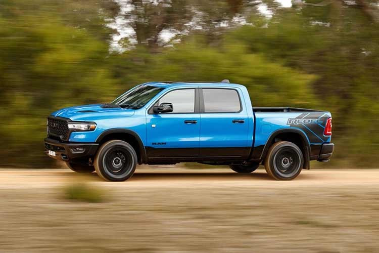 Đối với phiên bản năm 2026, màu sơn Tank Clear-Coat mới của Rebel X 2026 cũng có sẵn trên các phiên bản khác trong dòng 1500 như một sự gợi nhớ đến màu xanh quân đội.