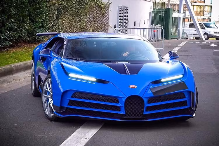 Bugatti Centodieci – 9 triệu USD ﻿Được chế tạo nhân dịp kỷ niệm 110 năm thương hiệu Bugatti, Centodieci chỉ có đúng 10 chiếc được sản xuất. Xe lấy cảm hứng từ huyền thoại EB110 Supersport, nổi bật với lưới tản nhiệt hình móng ngựa cỡ nhỏ. Xe sở hữu động cơ W16 8.0L mang tính biểu tượng của Bugatti, được cải tiến với hệ thống làm mát dầu động cơ nâng cấp để sản sinh công suất 1.578 mã lực.