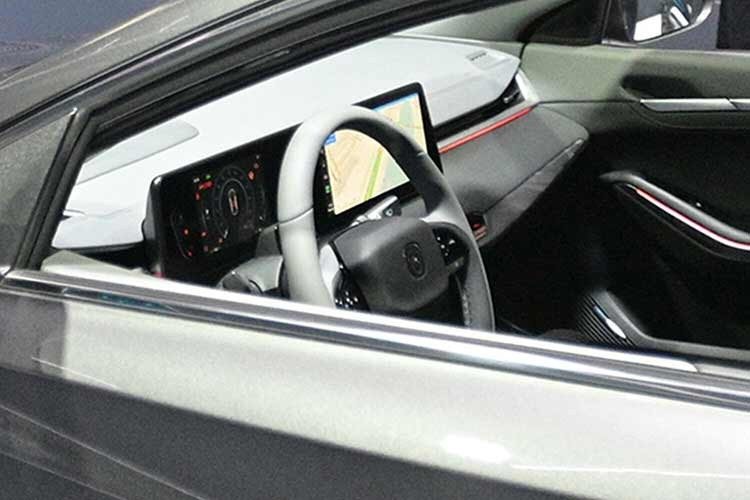 Mẫu xe xuất hiện trong hình ảnh úp mở này giống một trong những mẫu SUV đã được giới thiệu vào năm 2024, nhưng có một số thay đổi nhỏ về ngoại hình. Bản phác thảo cho thấy xe sở hữu kiểu dáng SUV truyền thống khi nhìn từ bên sườn.