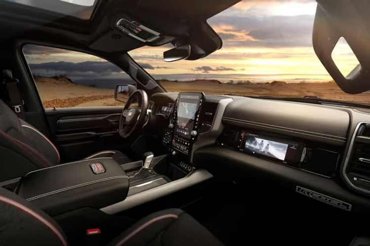 Rebel X 1500 cũng đi kèm với vô lăng có sưởi, màn hình bên ghế hành khách và hệ thống âm thanh Harman Kardon 19 loa. Để tăng thêm phần hấp dẫn, Ram còn trang bị thêm họa tiết trang trí bên hông thùng xe, cần số bọc da và ghế ngồi kiểu thể thao bọc da và vinyl với đường chỉ khâu màu đỏ.