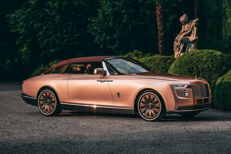 Rolls-Royce Boat Tail – 28 triệu USD Rolls-Royce Boat Tail được chế tạo theo yêu cầu riêng, lấy cảm hứng từ du thuyền cổ điển. Xe dài gần 6 mét, sở hữu nắp cốp sau được làm bằng gỗ Caleidolegno, với hai cánh mở lật lên như cánh bướm, bản lề chạy dọc ở giữa, mở ra không gian bên dưới chứa tất cả những gì cần thiết cho một bữa tối thượng hạng.