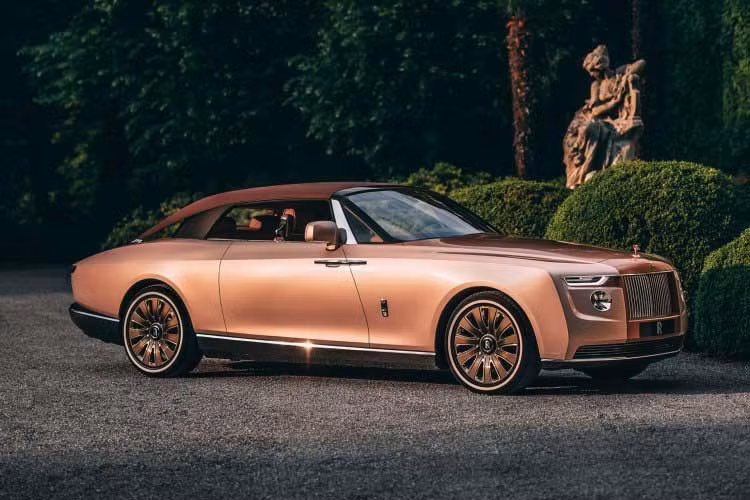 Rolls-Royce Boat Tail – 28 triệu USD Rolls-Royce Boat Tail được chế tạo theo yêu cầu riêng, lấy cảm hứng từ du thuyền cổ điển. Xe dài gần 6 mét, sở hữu nắp cốp sau được làm bằng gỗ Caleidolegno, với hai cánh mở lật lên như cánh bướm, bản lề chạy dọc ở giữa, mở ra không gian bên dưới chứa tất cả những gì cần thiết cho một bữa tối thượng hạng.
